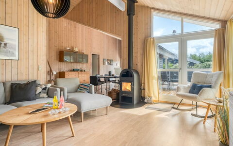 Alisa - 1.9Km from the Sea: Holz, Interior Design, Flooring, Decke, Fussboden, Wohnzimmer, Holzboden, Zimmer, Möbel, Hartholz
