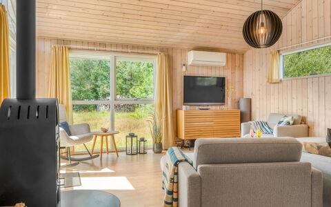 Alisa - 1.9Km from the Sea: Flooring, Holz, Interior Design, Möbel, Fussboden, Couch, Wohnzimmer, Holzboden, Decke, Zimmer