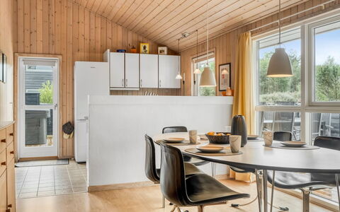 Alisa - 1.9Km from the Sea: Möbel, Interior Design, Küche, Flooring, Holz, Countertop, Decke, Fussboden, Light Fixture, Küche & Esszimmer Tisch