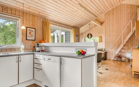 Alisa - 1.9Km from the Sea: Küche, Holz, Flooring, Interior Design, Decke, Countertop, Fussboden, Küchengerät, Major Appliance, Möbel