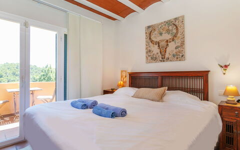 Tiana: Bett, Schlafzimmer, Möbel, Interior Design, Wand, Bettdecke, Bedding, Holz, Fussboden, Flooring