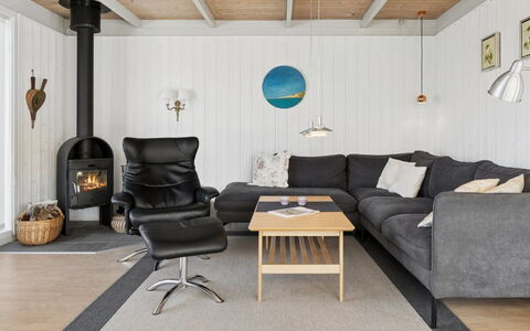 Selinda - 250M from the Sea: Holz, Möbel, Flooring, Wohnzimmer, Interior Design, Couch, Fussboden, Zuhause, Zimmer