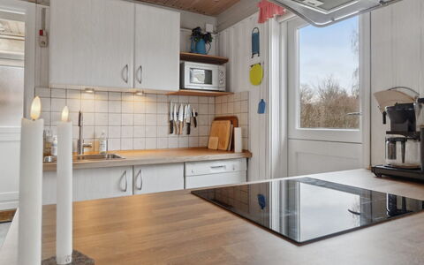 Selinda - 250M from the Sea: Küche, Countertop, Küchengerät, Interior Design, Flooring, Holz, Major Appliance, Decke, Möbel, Fussboden
