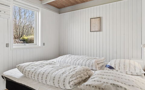 Selinda - 250M from the Sea: Schlafzimmer, Bett, Holz, Bettdecke, Bedding, Interior Design, Fussboden, Decke, Flooring, Bettrahmen
