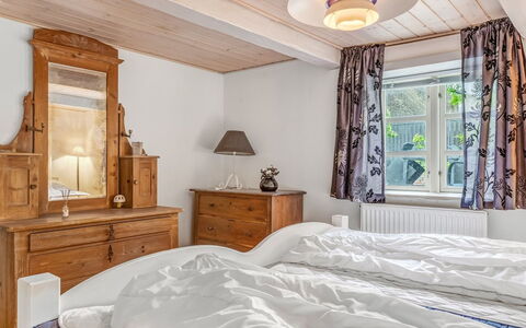 Jouni - 18Km from the Sea: Möbel, Bett, Interior Design, Schlafzimmer, Holz, Decke, Bedding, Flooring, Bettdecke, Fussboden