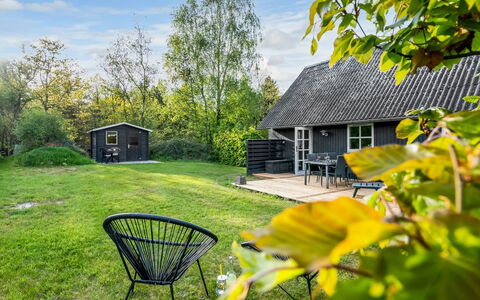 Tomassine: Gras, Strauch, Hütte, Haus, Zuhause, Grundstueck, Dach, Garten, Ländliches Gebiet, Rasen