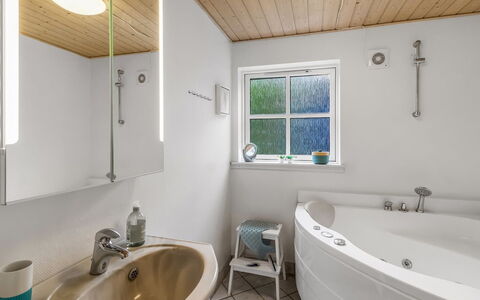 Tomassine: Armatur, Interior Design, Flooring, Badezimmer, Decke, Holz, Fussboden, Zapfhahn, Badewanne, Installation