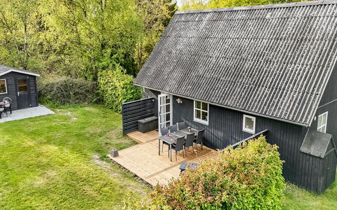 Tomassine: Dach, Haus, Hütte, Abstellgleis, Rasen, Gartenbauten, Garten, Schuppen, Bauernhaus, Garten