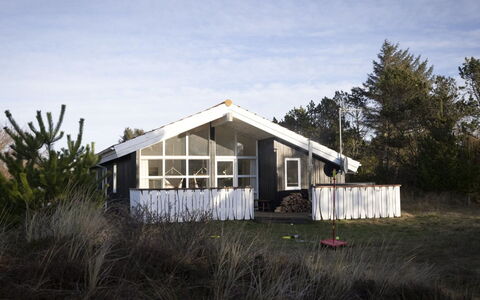 Ljuben - 1.1Km from the Sea: Wohngebiet, Strauch, Haus, Zuhause, Garten, Estate, Schatten, Landscaping, Rasen
