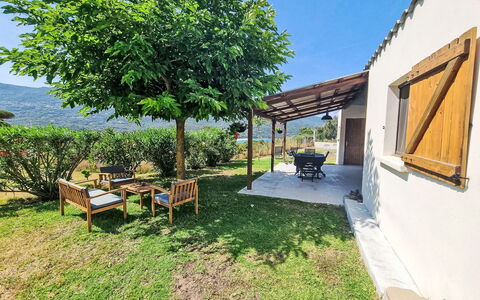 Calcatoggio 600: Schatten, Hütte, Garten, Hinterhof, Rasen, Garten, Landscaping, Bauernhaus, Gartenbauten, Outdoor Struktur