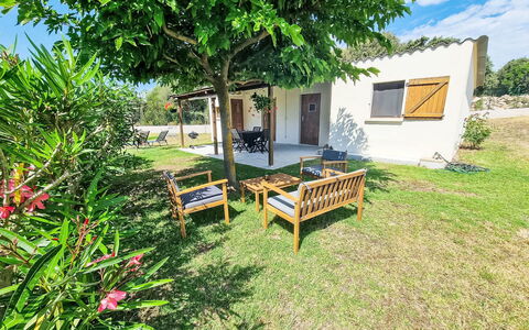 Calcatoggio 600: Strauch, Garten, Rasen, Schatten, Hinterhof, Garten, Landscaping, Estate, Hazienda, Bauernhaus