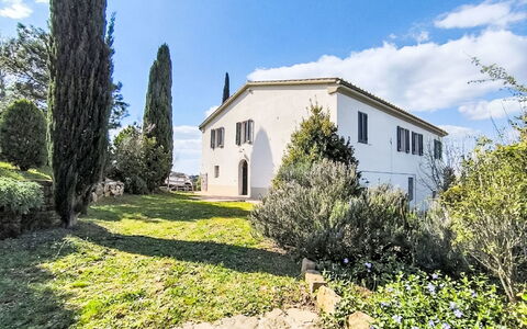 Il Palazzo: Himmel, Blau, Strauch, Estate, Bauernhaus, Landscaping, Immergrün