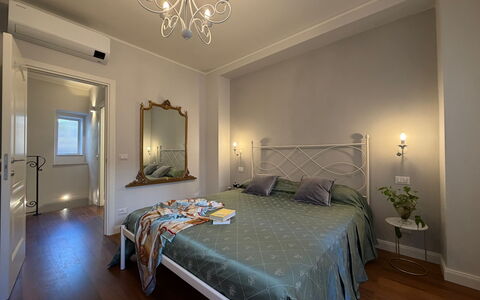 Casa Amandoli: Interior Design, Möbel, Bett, Schlafzimmer, Flooring, Fussboden, Zimmer, Decke, Bettdecke, Holz