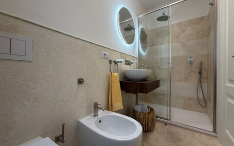 Casa Amandoli: Badezimmer, Flooring, Armatur, Fussboden, Interior Design, Bad Sink, Wand, Sinken, Zapfhahn, Toilette