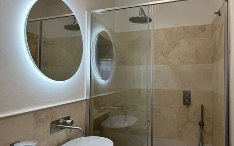 Casa Amandoli: Badezimmer, Interior Design, Armatur, Wand, Flooring, Bad Sink, Spiegel, Fussboden, Installation, Sinken
