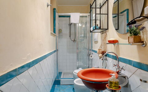 Suite la Torre: Armatur, Badezimmer, Interior Design, Bad Sink, Flooring, Sinken, Fussboden, Zapfhahn, Installation, Toilette