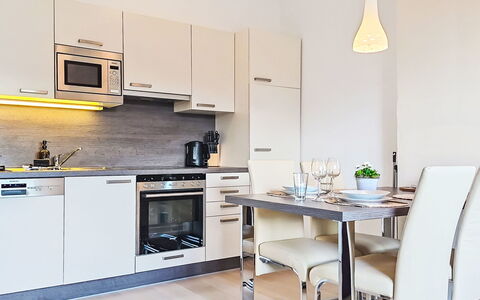 Flachau 800: Möbel, Interior Design, Flooring, Küchengerät, Countertop, Küche, Holz, Major Appliance, Fussboden, Cabinetry