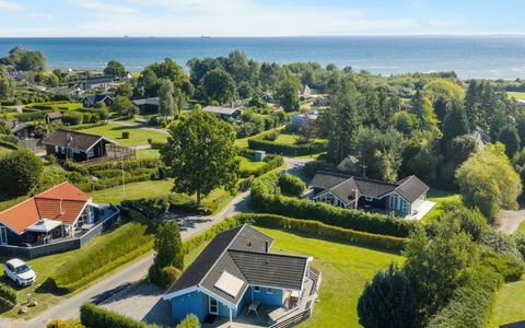 Sybil - 350M from the Sea: Dach, Zuhause, Tür, Hütte, Schatten, Abstellgleis, Garten, Estate, Hinterhof