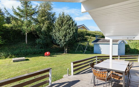 Sybil - 350M from the Sea: Dach, Zuhause, Tür, Hütte, Schatten, Abstellgleis, Garten, Estate, Hinterhof