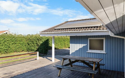 Sybil - 350M from the Sea: Dach, Zuhause, Tür, Hütte, Schatten, Abstellgleis, Garten, Estate, Hinterhof