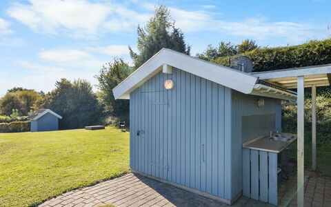 Sybil - 350M from the Sea: Dach, Zuhause, Tür, Hütte, Schatten, Abstellgleis, Garten, Estate, Hinterhof