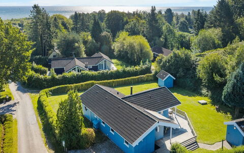 Sybil - 350M from the Sea: Dach, Zuhause, Tür, Hütte, Schatten, Abstellgleis, Garten, Estate, Hinterhof
