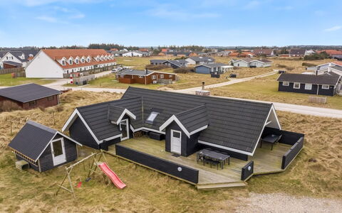 Launo - 300M from the Sea: Dach, Haus, Zuhause, Hütte, Abstellgleis, Design, Planke, Schuppen, Holz