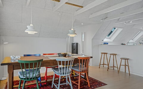 Launo - 300M from the Sea: Möbel, Interior Design, Flooring, Stuhl, Fussboden, Holz, Decke, Light Fixture, Tabelle, Esszimmer