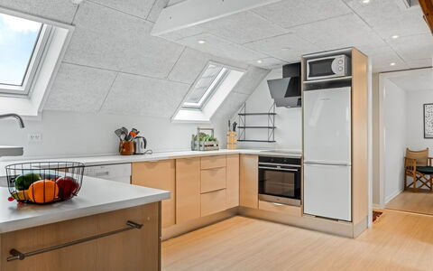 Launo - 300M from the Sea: Küche, Countertop, Flooring, Interior Design, Möbel, Holz, Decke, Cabinetry, Fussboden, Küchengerät