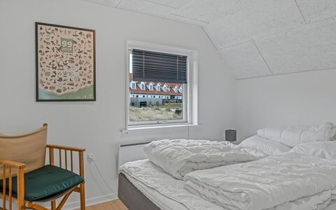 Launo - 300M from the Sea: Wand, Holz, Schlafzimmer, Fussboden, Decke, Bett, Flooring, Bedding, Bettdecke, Interior Design