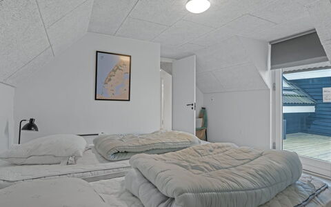 Launo - 300M from the Sea: Decke, Schlafzimmer, Interior Design, Fussboden, Flooring, Bett, Bettdecke, Bedding, Möbel, Zimmer