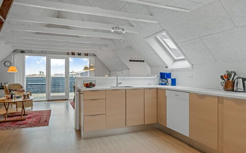 Launo - 300M from the Sea: Flooring, Holz, Fussboden, Küche, Countertop, Decke, Interior Design, Möbel, Cabinetry, Holzboden