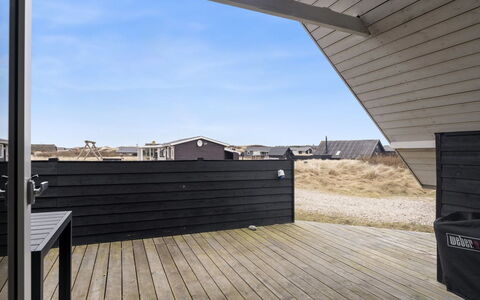 Launo - 300M from the Sea: Holz, Die Architektur, Verbundwerkstoff, Planke, Tür, Deck, Hartholz, Holzboden, Schatten