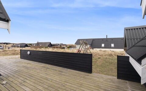 Launo - 300M from the Sea: Holz, Dach, Verbundwerkstoff, Planke, Steigung, Abstellgleis, Hartholz, Daylighting, Deck
