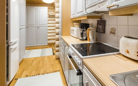 Salvostie 13, Hetta: Küche, Holz, Küchengerät, Interior Design, Countertop, Major Appliance, Flooring, Cabinetry, Decke, Fussboden