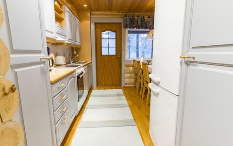 Salvostie 13, Hetta: Holz, Flooring, Interior Design, Fussboden, Küche, Countertop, Sinken, Decke, Holzbeize, Zimmer