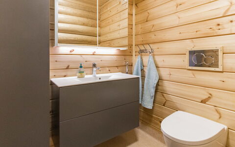 Salvostie 13, Hetta: Flooring, Holz, Fussboden, Armatur, Badezimmer, Holzboden, Toilette, Badezimmerschrank, Installation, Sinken