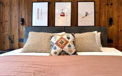 Domus Canazei: Bett, Bedding, Möbel, Schlafzimmer, Interior Design, Bettdecke, Wand, Flooring, Fussboden, Holz