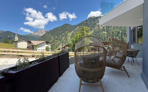 Domus Canazei: Gebirge, Senke, Stuhl, Balkon, Alpen, Grat, Gartenmöbel, Eco Hotel, Bergdorf