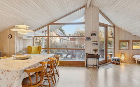 Syriel - 850M from the Sea: Holz, Decke, Interior Design, Zuhause, Hütte, Zimmer, Light Fixture, Hartholz, Wohnzimmer, Stuhl