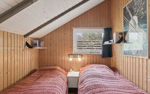 Elfrede - 900M from the Sea: Wand, Holz, Schlafzimmer, Fussboden, Decke, Interior Design, Zuhause, Flooring, Bett, Holzbeize