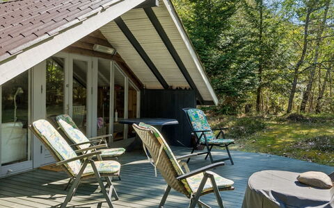 Elfrede - 900M from the Sea: Holz, Hütte, Zuhause, Schatten, Stuhl, Veranda, Gartenmöbel, Gartenbauten, Hartholz, Abstellgleis