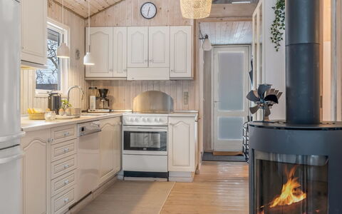 Irma - 300M from the Sea: Holz, Interior Design, Flooring, Decke, Küche, Zuhause, Light Fixture, Fussboden, Möbel, Zimmer
