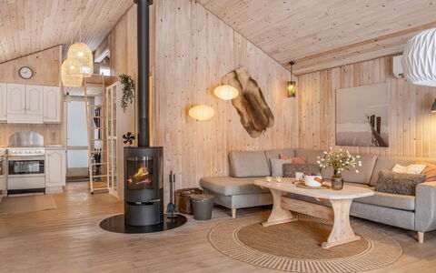 Irma - 300M from the Sea: Holz, Interior Design, Möbel, Beleuchtung, Light Fixture, Flooring, Decke, Wohnzimmer, Zuhause, Zimmer