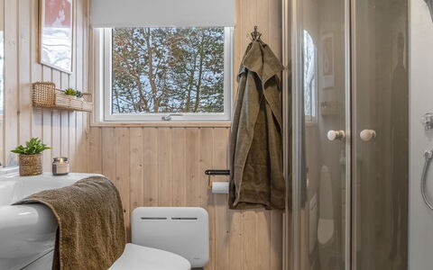 Irma - 300M from the Sea: Armatur, Badezimmer, Toilette, Toilleten Sitz, Holz, Interior Design, Sinken, Flooring, Fussboden, Zapfhahn
