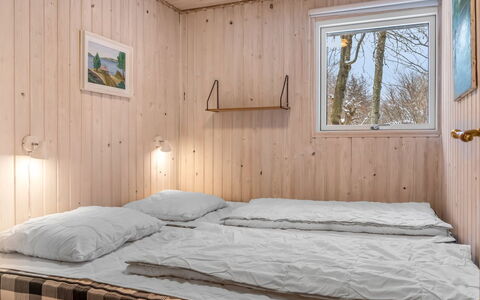Irma - 300M from the Sea: Schlafzimmer, Bett, Holz, Bettdecke, Interior Design, Bedding, Decke, Fussboden, Möbel, Flooring