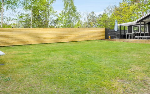Irma - 300M from the Sea: Garten, Grundstueck, Rasen, Schatten, Zaun, Hinterhof, Landscaping, Home Fechten, Planke, Hartholz
