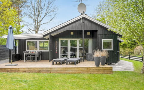 Irma - 300M from the Sea: Dach, Haus, Zuhause, Hütte, Tür, Abstellgleis, Estate, Rasen, Garten, Veranda