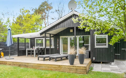 Irma - 300M from the Sea: Dach, Haus, Zuhause, Hütte, Tür, Abstellgleis, Estate, Rasen, Garten, Veranda