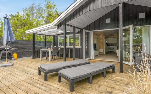 Irma - 300M from the Sea: Dach, Haus, Zuhause, Hütte, Tür, Abstellgleis, Estate, Rasen, Garten, Veranda